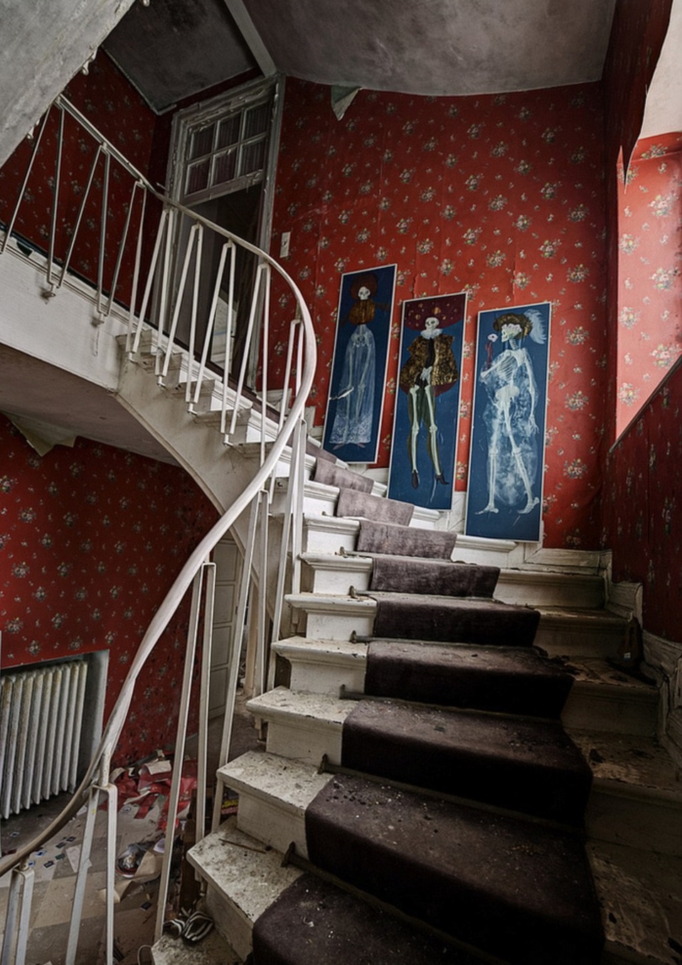 Creepy Photos Of Doctor's Deserted Mansion