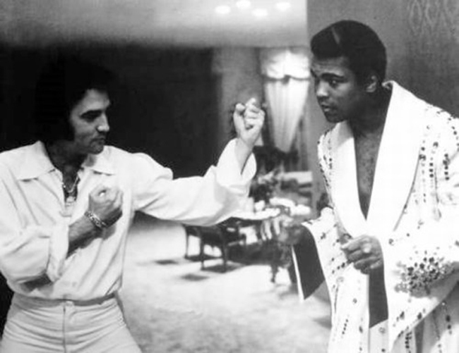 Elvis showing Muhammad Ali his fighting stance.