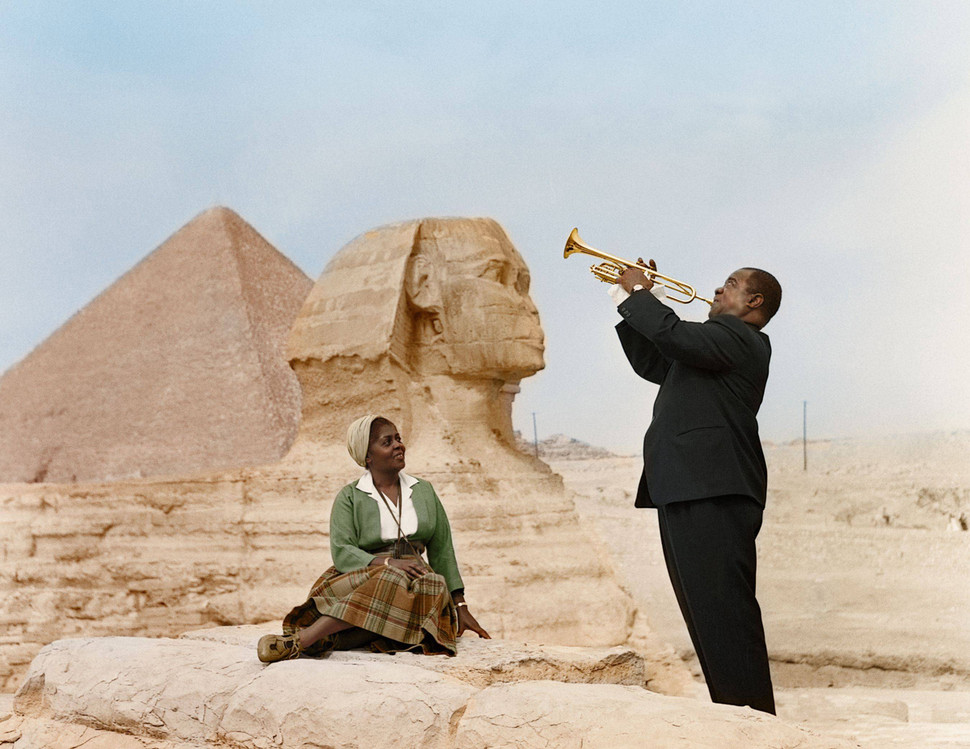 Louis Armstrong serenades his wife at the Sphinx.