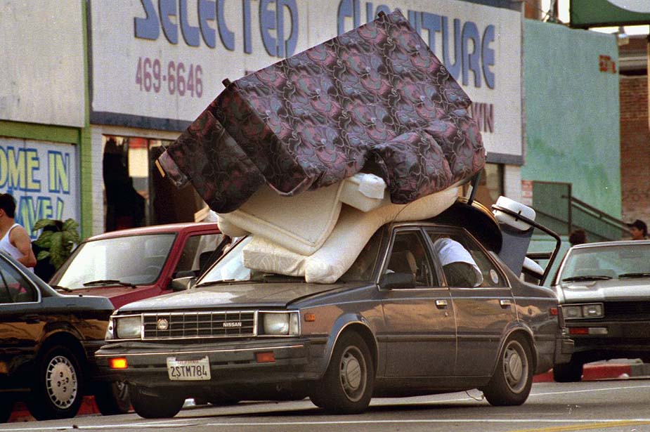 furniture stacked on top of car - 4696646 2STM784