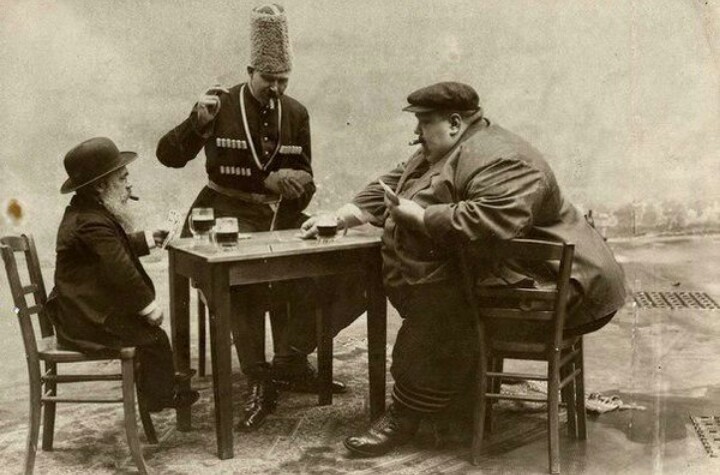 The shortest, tallest, and fattest Europeans playing poker in 1913.