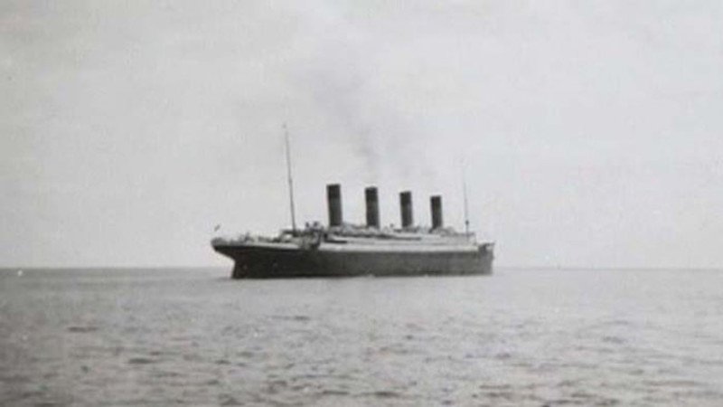 Titanic
The Titanic sinking is a moment in history that everyone has heard about, but this photo captured the ship in it’s final moments while still afloat. The ship hit an iceberg, which killed approximately 1,500 passengers.