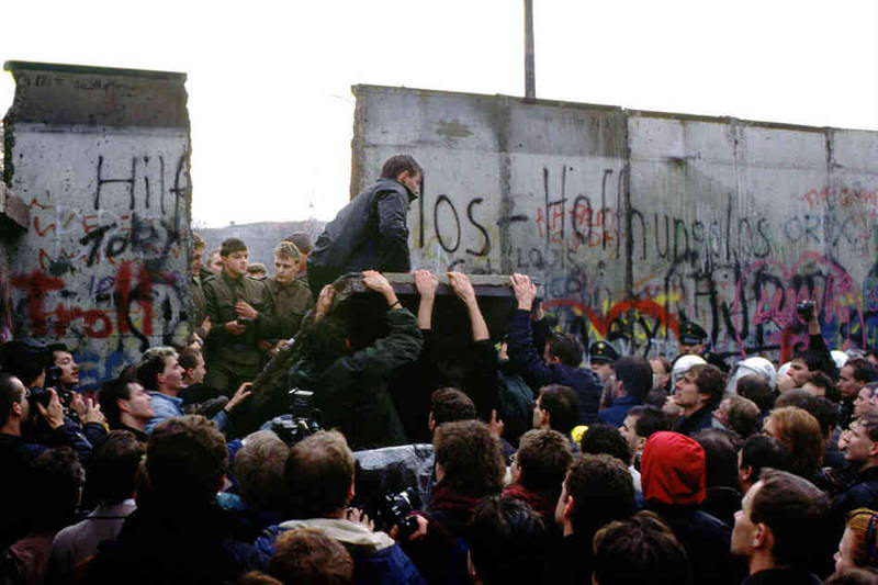 Crowds gather at the Berlin Wall, November 1989.