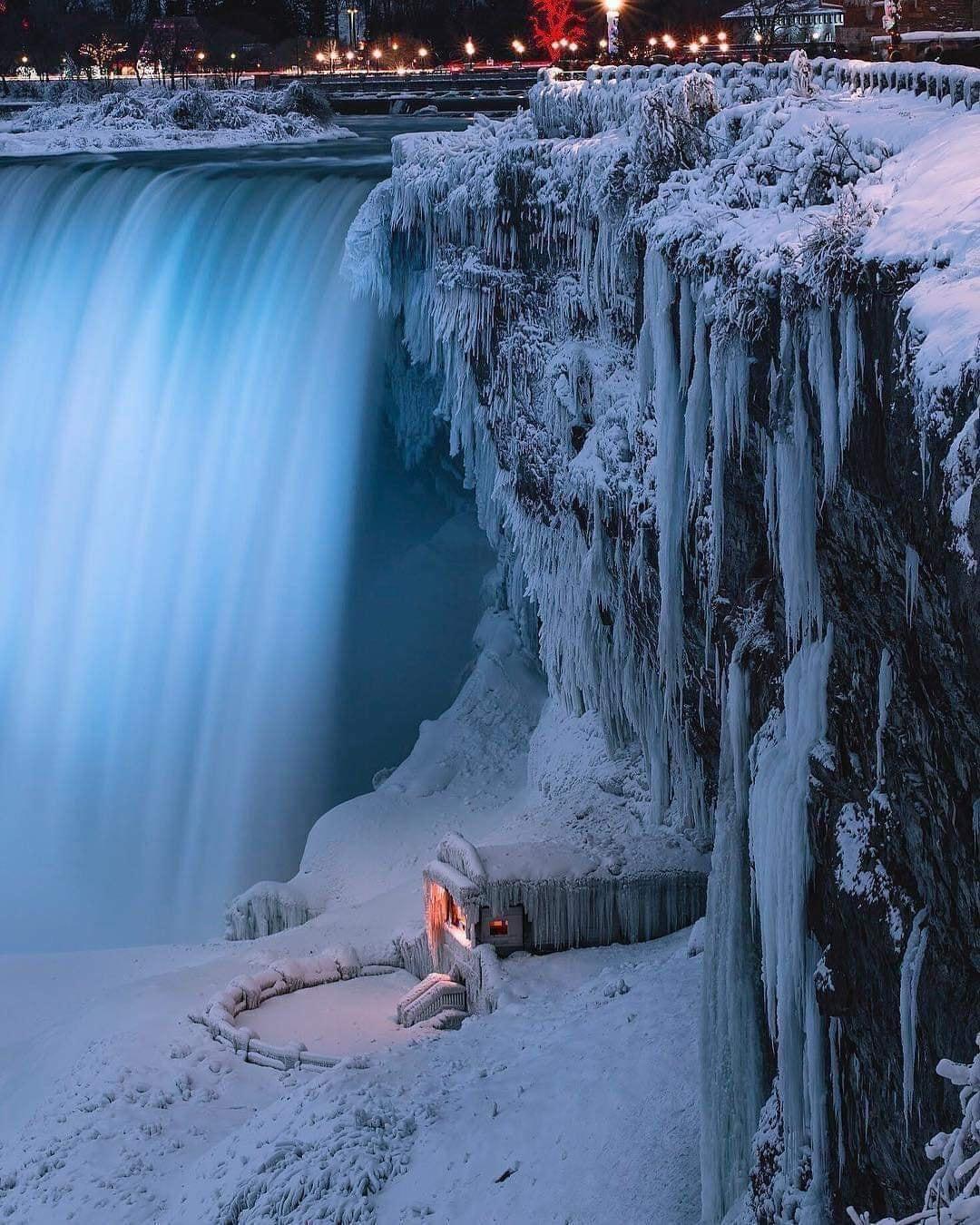frozen beautiful niagara falls -