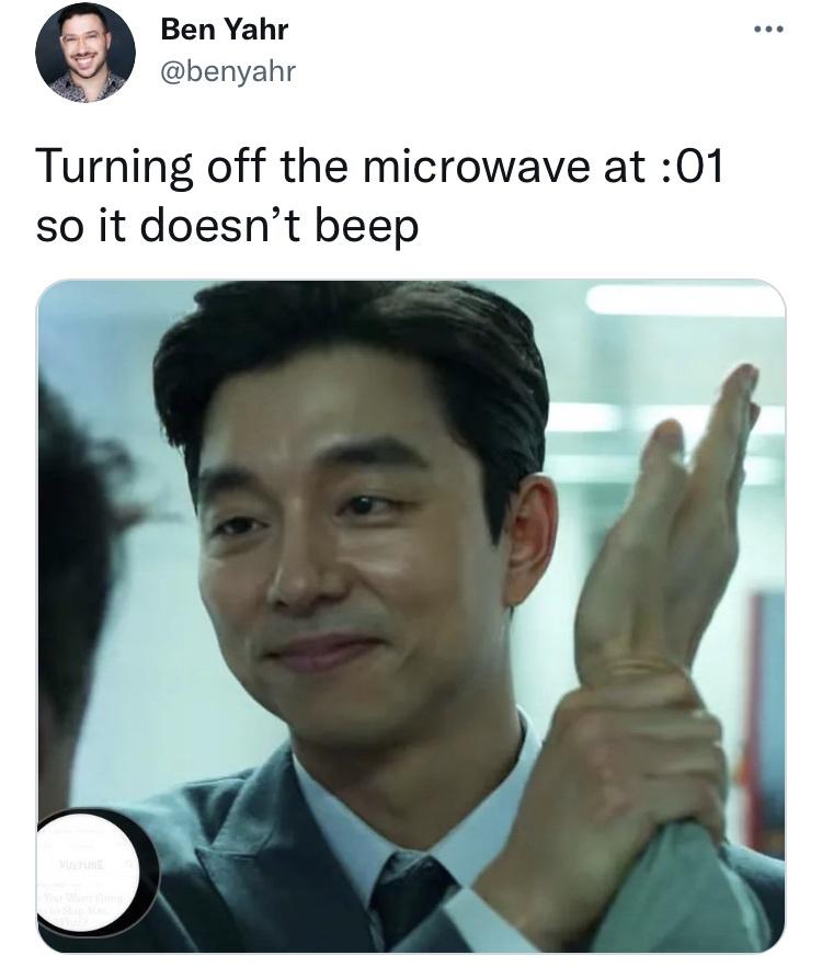 gong yoo - Ben Yahr Turning off the microwave at 01 so it doesn't beep