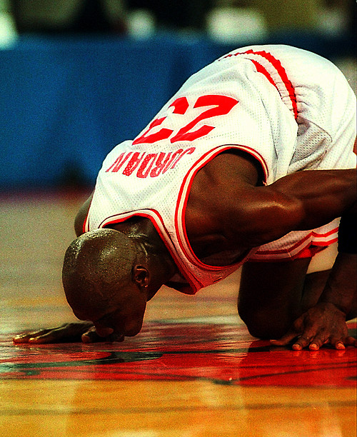 25 Iconic Basketball Pics And GIFS
