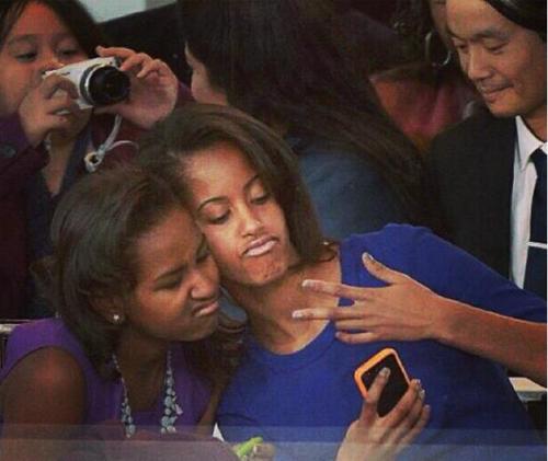 Obamas daughters got selfie game