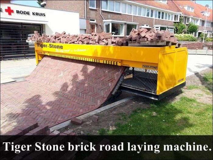 amazing machines - Rode Kruis TigerStone Ttttttttttttt Tigerstone W Tiger Stone brick road laying machine.