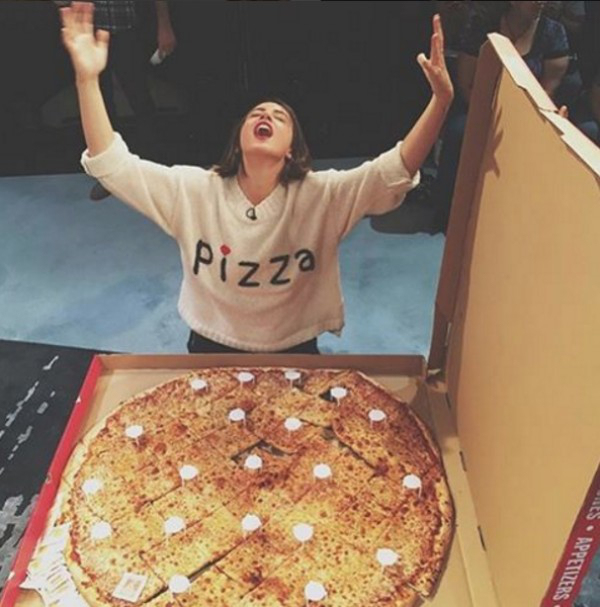 pizza girl chloe bennet pizza