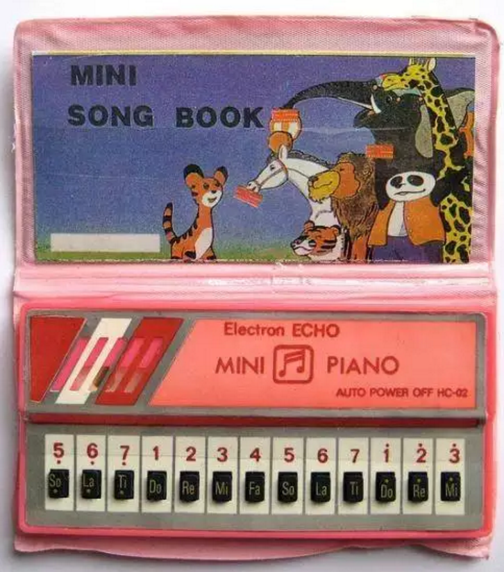 Mini piano.