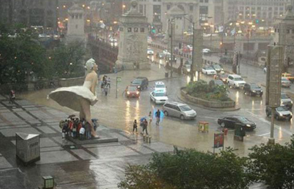 Marilyn shelters pedestrians from the rain in Chicago, USA.