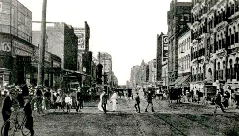 Main Street in Dallas, Texas in 1906.