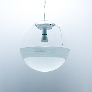 This lamp that causes a ripple effect reminiscent of water dripping into a body of water.