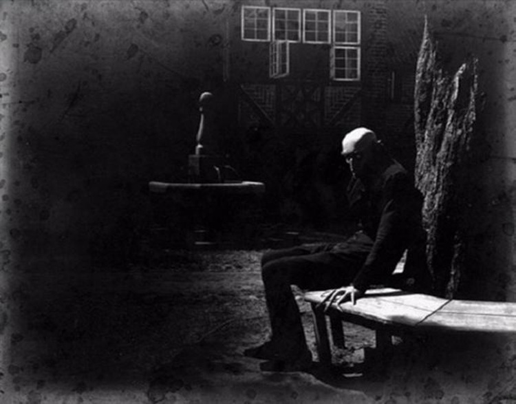 22 Creepy Old Photographs That Might Freak You Out