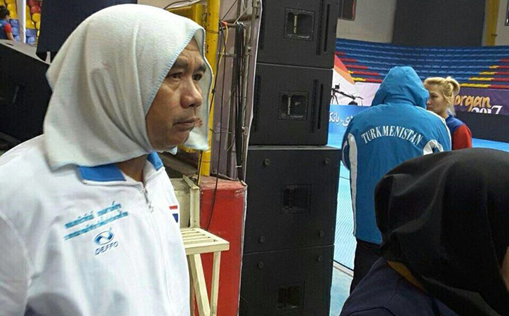 Since there was no other way for the girls to be accepted into the championship, their coach has decided to show solidarity by wearing a hijab himself. Here you can see him entering the arena, with a stone cold expression.