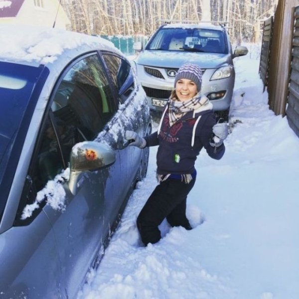 car stuck girls in snow