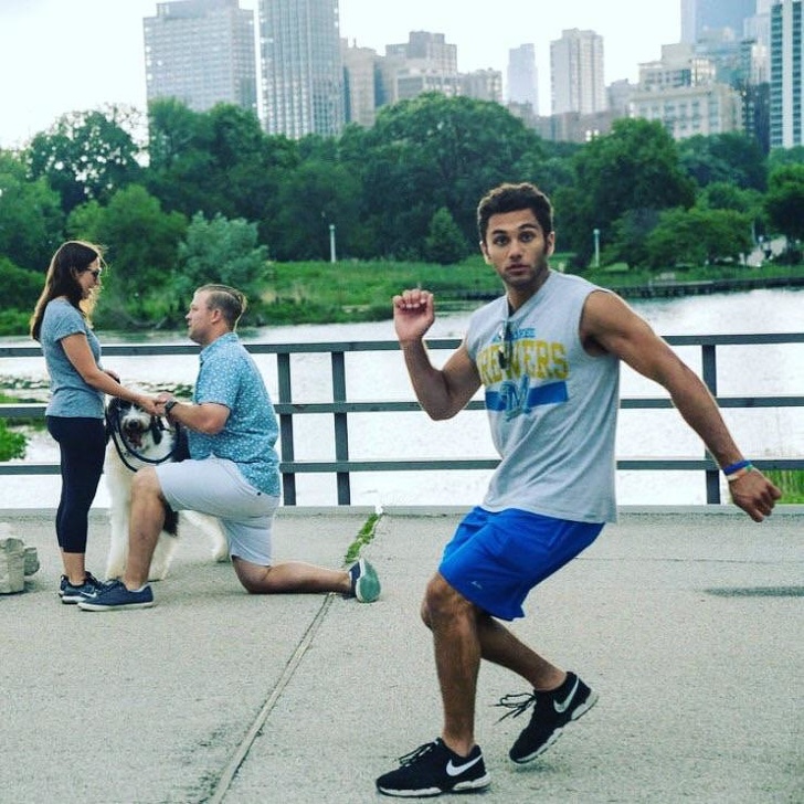 photobombing jogger