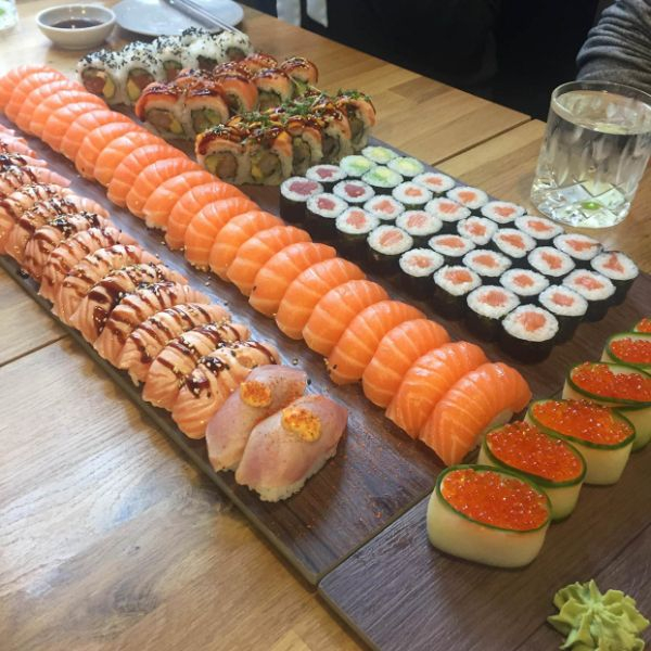 oddly satisfying beautiful sushi arrangement