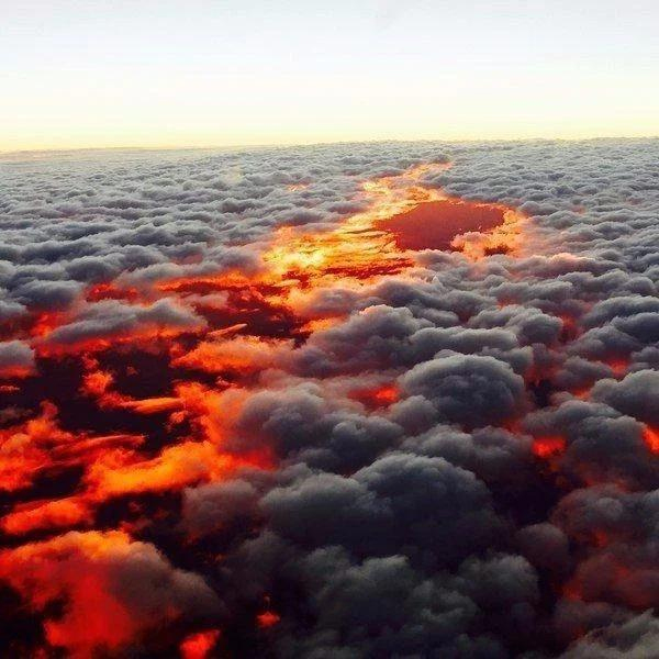 fascinating photos - clouds from above sunset
