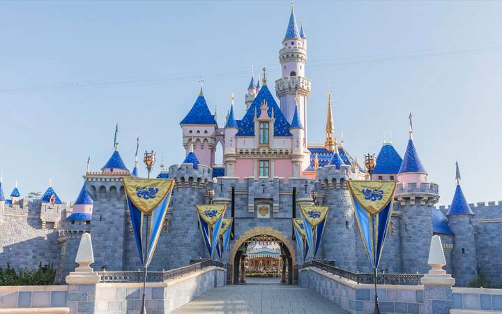 Disneyland I went there like 23 years ago. The castle… I was so excited to explore a freakin castle and I ran up to it and it was plywood cut out with a crappy gift shop… I’ll never trust again. (Yea I’m aware it is now an actual castle / hotel) -100percentnotgood