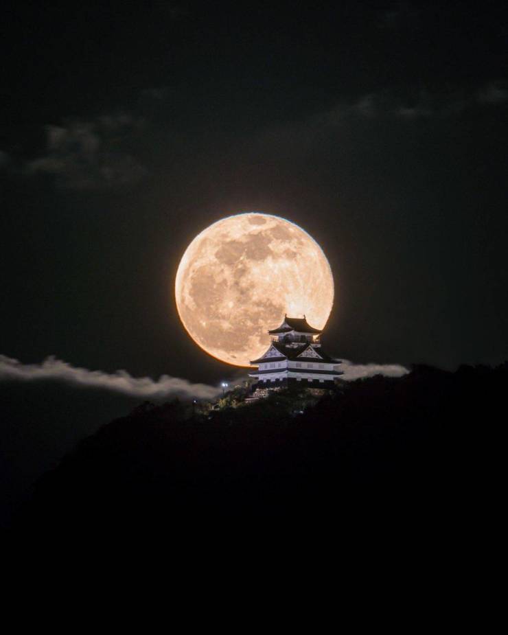 A stunning shot of Earth's Moon over the Gifu Castle, in Japan.
