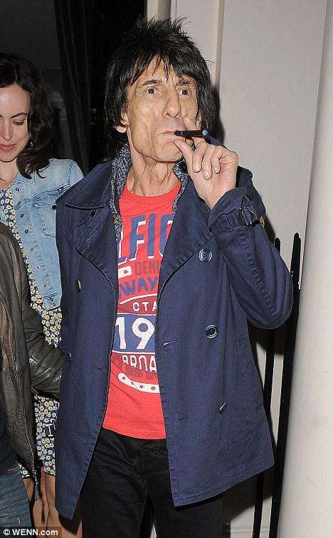 ronnie wood smoking - Vuod Wenn.com