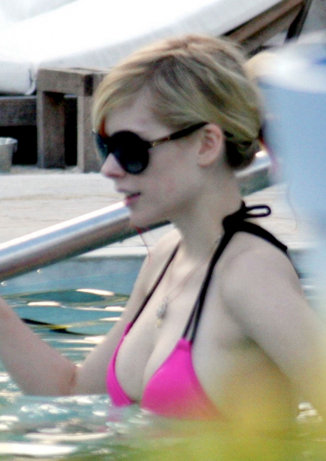 Avril Lavigne Bikini PICS
