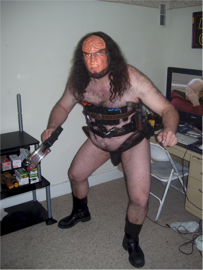 Few people has the opportunity to see
a klingon undress, fewer has lived to tell the tale.
Rest in pieces photographer.  
