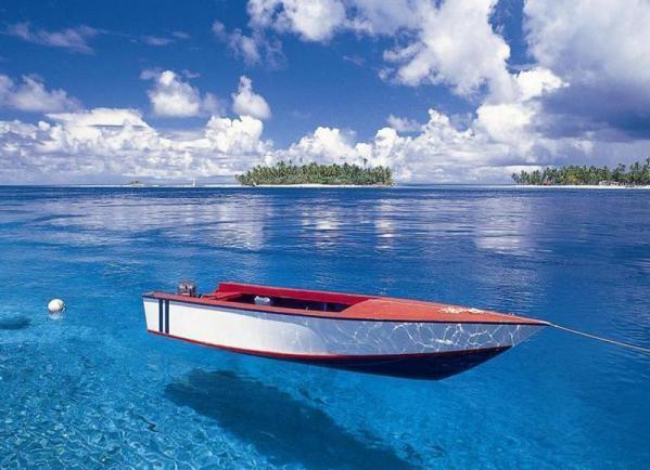 Cool Picture Of A Boat In Crystal Clear Water