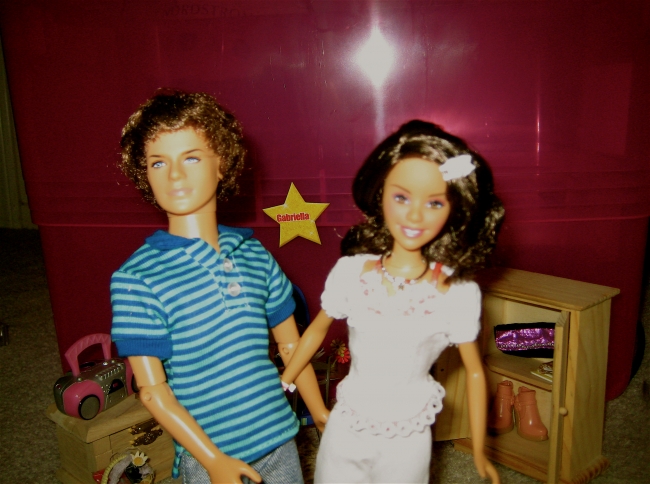 Zac and Vanessa picture! a not-life-sixe replica...I know...the real thing is better, but isnt this cute??