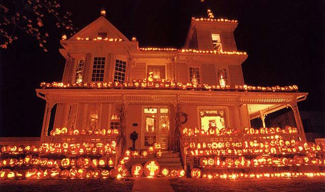 Ric Griffith, from WV, carves thousands of jack-o-lanterns every year and puts them on the porch of his 115-year-old Victorian house. Hes carved over 25,000 pumpkins since 1978.