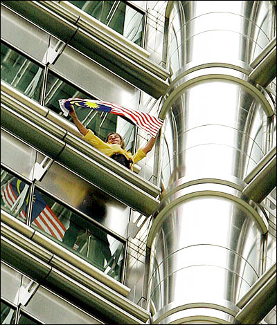 Spiderman Alain Robert climbs Twin Towers Malaysia