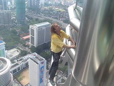 Spiderman Alain Robert climbs Twin Towers Malaysia