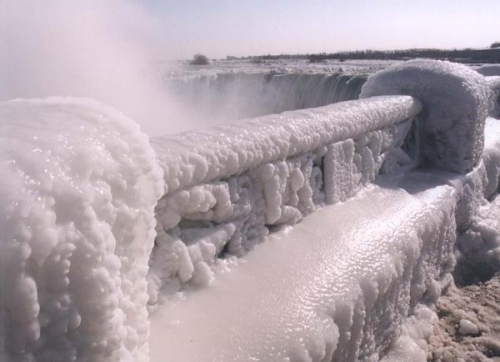 Amazing pictures of Niagara Falls frozen