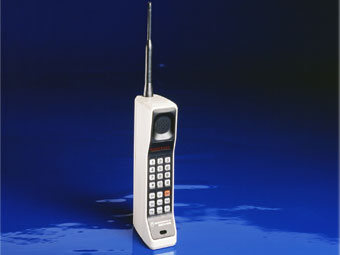 This phone measured more than a foot long, weighed almost 2 pounds, and cost $3995, ultimately became commercial available in 1983. Known as the Motorola DynaTAC 8000X, its battery could provide 1 hour of talk time, and its memory could store 30 phone numbers.