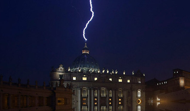 Pope Resigns Lightning Strikes The Vatican Video Ebaums World 