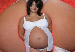 A reminder that not all pregnancy photos are created equal.  Check out tons more awkward photos on <a href="http://awkwardfamilyphotos.com/" target="_blank">AwkwardFamilyPhotos</a>.