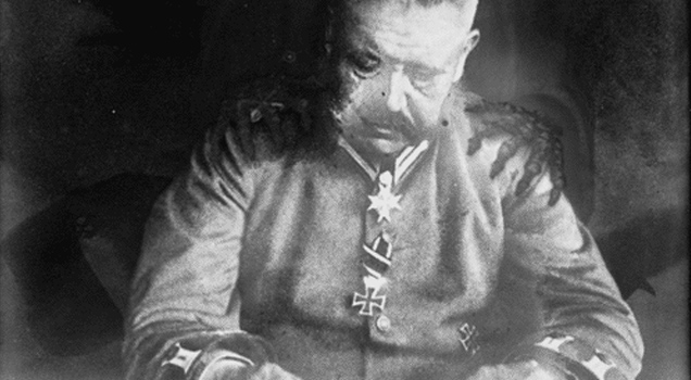 20 Creepy Gifs From Vintage Photos