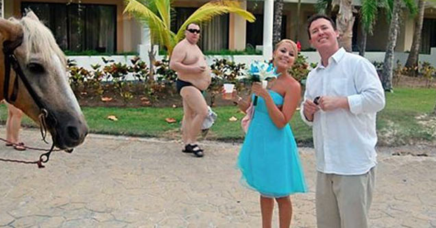 fat guy photobombs couple