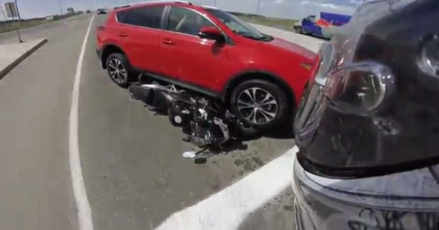 Idiot Driver Backs Over Motorcycle At Redlight