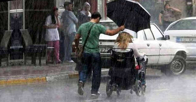 18 Pictures Of Random Acts Of Kindness | people kindness person holding an umbrella over a woman in a wheelchair