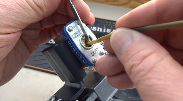 How To Open A Masterlock With A Zip-Tie