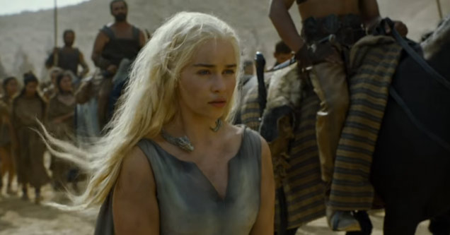 blonde woman daenerys targaryen walking near horsemen