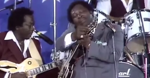 BB King Replaces String While Still Performing - Ftw Video | eBaum's World