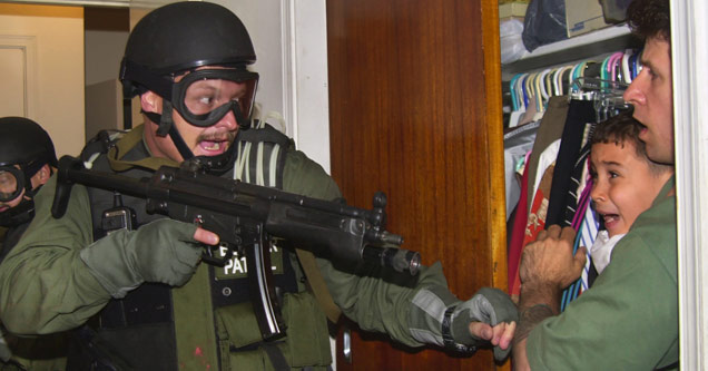 Cover for Pulitzer Prize Winning Photos - Elian Gonzales gets arrested by military forces