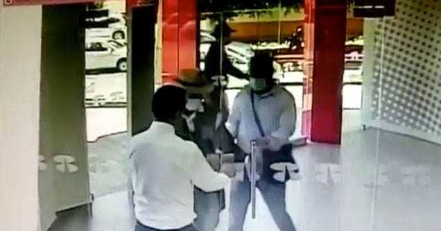 Three robbers try to rob a bank and a employee just locks the door