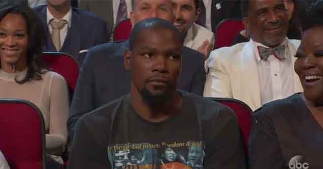 kd was not feeling these jokes at last night's espy awards