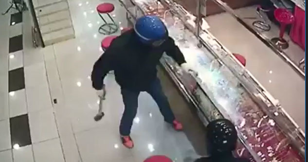 Jewelry Heist Goes Terribly Wrong And It's Hilarious