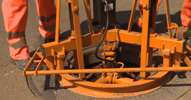 Watching A Manhole Cover Being Replaced Is Way More Interesting Than You'd Think