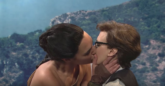 Wonder woman kisses Kate Mckinnon on SNL